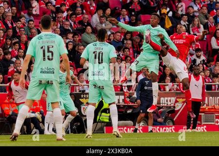 Lissabon, Portugal. April 2024. Lissabon, Portugal, 27. April 2024: Simon Banza (23 SC Braga) und Florentino Luis (61 SL Benfica) im Spiel der Liga Portugal zwischen SL Benfica und SC Braga im Estadio da Luz in Lissabon, Portugal. (Pedro Porru/SPP) Credit: SPP Sport Press Photo. /Alamy Live News Stockfoto