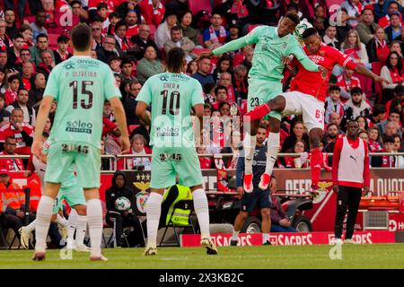 Lissabon, Portugal. April 2024. Lissabon, Portugal, 27. April 2024: Simon Banza (23 SC Braga) und Florentino Luis (61 SL Benfica) im Spiel der Liga Portugal zwischen SL Benfica und SC Braga im Estadio da Luz in Lissabon, Portugal. (Pedro Porru/SPP) Credit: SPP Sport Press Photo. /Alamy Live News Stockfoto