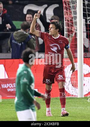 Waregem, Belgien. April 2024. Essevees Jelle Vossen feiert nach einem Torschuss während eines Fußballspiels zwischen SV Zulte Waregem und Lommel SK am Samstag, den 27. April 2024 in Waregem, der ersten Etappe des Halbfinales für den Aufstieg am Ende der zweiten Liga der Challenger Pro League 2023-2024 der belgischen Meisterschaft. BELGA FOTO JOHN THYS Credit: Belga News Agency/Alamy Live News Stockfoto