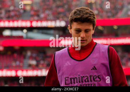 Lissabon, Portugal. April 2024. Lissabon, Portugal, 27. April 2024: Joao Neves (87 SL Benfica) wärmt sich während des Liga-Portugal-Spiels zwischen SL Benfica und SC Braga im Estadio da Luz in Lissabon auf. (Pedro Porru/SPP) Credit: SPP Sport Press Photo. /Alamy Live News Stockfoto