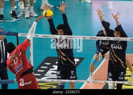 Block von Amin Esmaeilnezhad von Rana Verona während des Spiels zwischen Rana Verona und Cucine Lube Civitanova, Endspiel des Playoff Challenge Cup der Superlega Italian Volleball Championship 2023/2024 in Pala AGSM-AIM am 27. April 2024 in Verona, Italien. Stockfoto