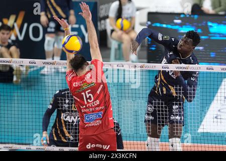 Spike von Noumory Keita von Rana Verona während des Spiels zwischen Rana Verona und Cucine Lube Civitanova, Endspiel des Playoff Challenge Cup der Superlega Italian Volleball Championship 2023/2024 bei Pala AGSM-AIM am 27. April 2024 in Verona, Italien. Stockfoto