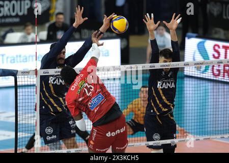 Block von Amin Esmaeilnezhad von Rana Verona während des Spiels zwischen Rana Verona und Cucine Lube Civitanova, Endspiel des Playoff Challenge Cup der Superlega Italian Volleball Championship 2023/2024 in Pala AGSM-AIM am 27. April 2024 in Verona, Italien. Stockfoto