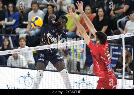 Spike von Noumory Keita von Rana Verona während des Spiels zwischen Rana Verona und Cucine Lube Civitanova, Endspiel des Playoff Challenge Cup der Superlega Italian Volleball Championship 2023/2024 bei Pala AGSM-AIM am 27. April 2024 in Verona, Italien. Stockfoto