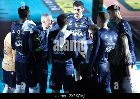 Rana Verona Team während einer Auszeit des Spiels zwischen Rana Verona und Cucine Lube Civitanova, Endspiel des Playoff Challenge Cup der Superlega Italian Volleball Championship 2023/2024 im Pala AGSM-AIM am 27. April 2024 in Verona, Italien. Stockfoto