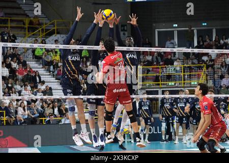 Block von Amin Esmaeilnezhad von Rana Verona während des Spiels zwischen Rana Verona und Cucine Lube Civitanova, Endspiel des Playoff Challenge Cup der Superlega Italian Volleball Championship 2023/2024 in Pala AGSM-AIM am 27. April 2024 in Verona, Italien. Stockfoto