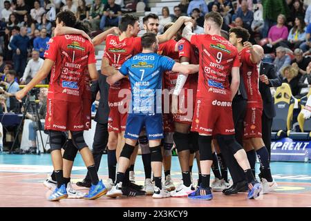 Das Cucine Lube Civitanova Team feiert die Qualifikation beim nächsten CEV Men Volleyball Challenge Cup 2024/2025 während des Spiels zwischen Rana Verona und Cucine Lube Civitanova, dem Endspiel des Playoff Challenge Cup der Superlega Italian Volleball Championship 2023/2024 im Pala AGSM-AIM am 27. April 2024 in Verona, Italien. Stockfoto