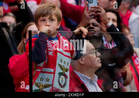 Lissabon, Portugal. April 2024. Lissabon, Portugal, 27. April 2024: SL Benfica-Fan vor dem Liga-Portugal-Spiel zwischen SL Benfica und SC Braga im Estadio da Luz in Lissabon, Portugal. (Pedro Porru/SPP) Credit: SPP Sport Press Photo. /Alamy Live News Stockfoto