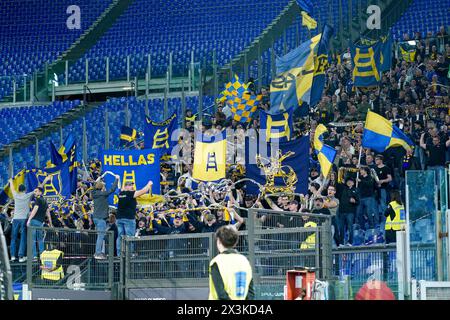 Rom, Italien. April 2024. Anhänger von Hellas Verona beim Spiel der Serie A TIM zwischen SS Latium und Hellas Verona im Stadio Olimpico am 27. April 2024 in Rom. Quelle: Giuseppe Maffia/Alamy Live News Stockfoto