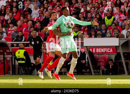 Lissabon, Portugal. April 2024. Lissabon, Portugal, 27. April 2024: Nicolas Otamendi (30 SL Benfica) und Simon Banza (23 SC Braga) im Spiel der Liga Portugal zwischen SL Benfica und SC Braga im Estadio da Luz in Lissabon, Portugal. (Pedro Porru/SPP) Credit: SPP Sport Press Photo. /Alamy Live News Stockfoto