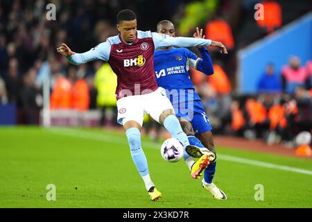 Ezri Konsa von Aston Villa (links) und Nicolas Jackson von Chelsea kämpfen um den Ball während des Premier League-Spiels im Villa Park, Birmingham. Bilddatum: Samstag, 27. April 2024. Stockfoto