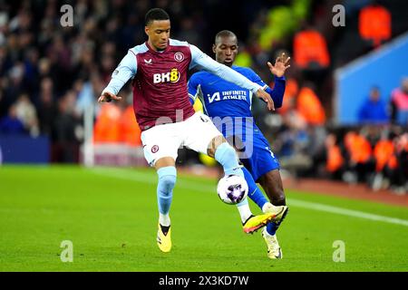 Ezri Konsa von Aston Villa (links) und Nicolas Jackson von Chelsea kämpfen um den Ball während des Premier League-Spiels im Villa Park, Birmingham. Bilddatum: Samstag, 27. April 2024. Stockfoto