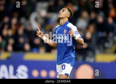 Der Ipswich Town Omari Hutchinson feiert, nachdem er im Rahmen des Sky Bet Championship Matches im MKM Stadium, Hull, das zweite Tor des Spiels erzielt hat. Bilddatum: Samstag, 27. April 2024. Stockfoto