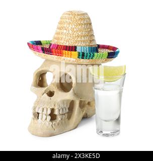 Mexikanischer Sombrero-Hut, menschlicher Schädel und Tequila mit Limette in Glas isoliert auf weiß Stockfoto