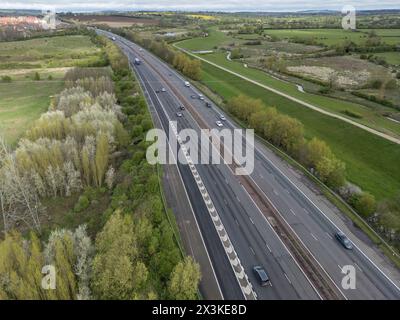 Blick aus der Vogelperspektive auf die M40 in der Nähe des Banbury Gateway Shopping Park, Oxfordshire, Großbritannien. Stockfoto