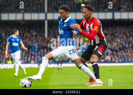 Youssef Chermiti #28 des Everton F.C wurde vom Gegner während des Premier League-Spiels zwischen Everton und Brentford im Goodison Park, Liverpool, am Samstag, den 27. April 2024 herausgefordert. (Foto: Mike Morese | MI News) Credit: MI News & Sport /Alamy Live News Stockfoto