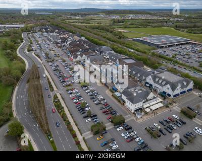 Blick aus der Vogelperspektive auf Bicester Village, ein Outlet-Einkaufszentrum, Oxfordshire, Großbritannien. Stockfoto