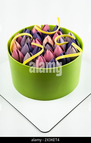 Nahaufnahme von Moussekuchen mit Schokoladentulpe, Nahaufnahme, weißer Hintergrund. Back- und Süßwarenkonzept. Französisches Dessert Stockfoto