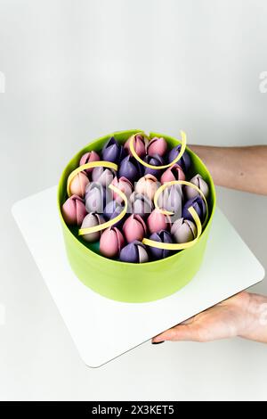 Nahaufnahme von Moussekuchen mit Schokoladentulpe, Nahaufnahme, weißer Hintergrund. Back- und Süßwarenkonzept. Französisches Dessert Stockfoto