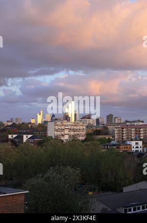 Blick auf den Sonnenuntergang vom Islington Balkon am Kings Cross in Richtung der Wolkenkratzer der City of London, Großbritannien Stockfoto