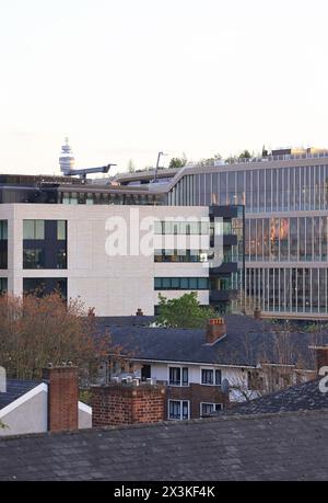 Abendlicher Blick auf Kings Place mit dem neuen Google Rapper dahinter, bei Kings Cross, Nord-London, Großbritannien Stockfoto