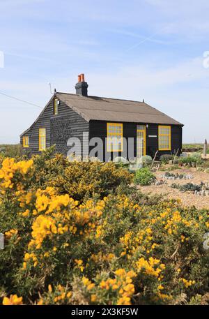 Prospect Cottage, ehemaliges Heim und Heiligtum des Künstlers, Filmemachers, Schwulenrechtlers und Gärtners Derek Gardner (1942-1994), an der Küste in Dungeness. Stockfoto