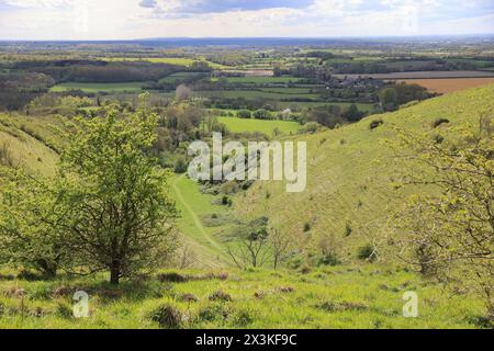 Blick von den Wye Downs über den Knethahn des Teufels in Richtung des hübschen Dorfes Brook und des umliegenden Ackerlandes in der Nähe von Ashford, Kent, Großbritannien Stockfoto