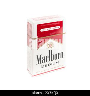 Packung Marlboro Medium Zigaretten, hergestellt von Philip Morris. Marlboro ist die weltweit am meisten verkaufte Zigarettenmarke. Bergamo, ITALIEN - März 24 Stockfoto