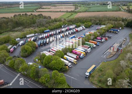 Aus der Vogelperspektive der LKW-Haltestelle in Moto Cherwell Valley, Großbritannien. Stockfoto