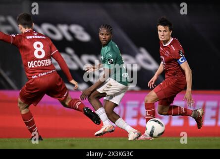 Waregem, Belgien. April 2024. Lommels Karim Dermane und Essevees Jelle Vossen kämpfen um den Ball während eines Fußballspiels zwischen SV Zulte Waregem und Lommel SK am Samstag, den 27. April 2024 in Waregem. die erste Etappe des Halbfinales für den Aufstieg am Ende der zweiten Liga der Challenger Pro League 2023-2024 der belgischen Meisterschaft. BELGA FOTO JOHN THYS Credit: Belga News Agency/Alamy Live News Stockfoto