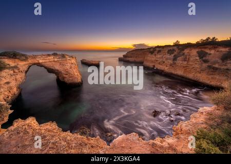 Flut am berühmten Bogen auf Praia de Albandeira in der Algarve in Portugal Stockfoto