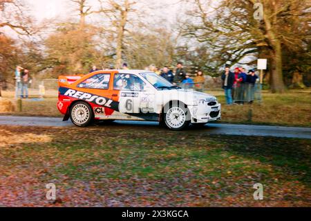 Fahrer Juha Kankkunen und Beifahrer Juha Repo fahren während der Network Q RAC Rally 1997 mit einem Ford Escort WRC (basierend auf dem Ford Escort RS Cosworth) durch die Special Stage 2 im Blenheim Park. Kankkunen, der von der Ford Motor Co. Ltd. In der A8-Klasse aufgenommen wurde, erzielte die drittschnellste Zeit auf dieser SS2 und beendete die RAC-Rallye auf dem zweiten Platz hinter Colin McRae. Kankkunen wurde Vierter in der diesjährigen Meisterschaft, obwohl er erst nach der Hälfte der Saison dem Ford-Team beitrat. Stockfoto