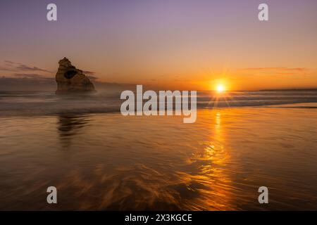 Typische Sonnenuntergangsszene am Praia da Rocha in der Algarve in Portugal Stockfoto