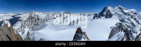 Haute-Savoie, Frankreich: Blick vom L’Aiguille du Midi, dem höchsten Turm des Aiguilles de Chamonix mit den Gipfeln des Mont Blanc-Massivs und den italienischen Alpen Stockfoto