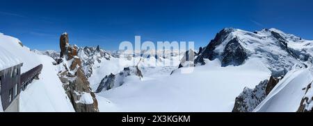 Haute-Savoie, Frankreich: Blick vom L’Aiguille du Midi, dem höchsten Turm des Aiguilles de Chamonix mit den Gipfeln des Mont Blanc-Massivs und den italienischen Alpen Stockfoto