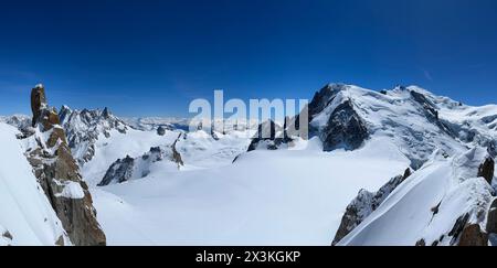 Haute-Savoie, Frankreich: Blick vom L’Aiguille du Midi, dem höchsten Turm des Aiguilles de Chamonix mit den Gipfeln des Mont Blanc-Massivs und den italienischen Alpen Stockfoto
