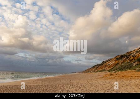 Ein Strand mit bewölktem Himmel im Hintergrund Stockfoto