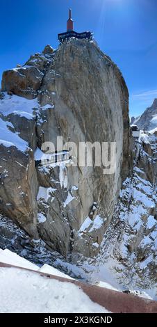 Haute-Savoie, Frankreich: Blick auf L’Aiguille du Midi, den höchsten Turm des Aiguilles de Chamonix im nördlichen Teil des Mont-Blanc-Massivs, Antenne Stockfoto