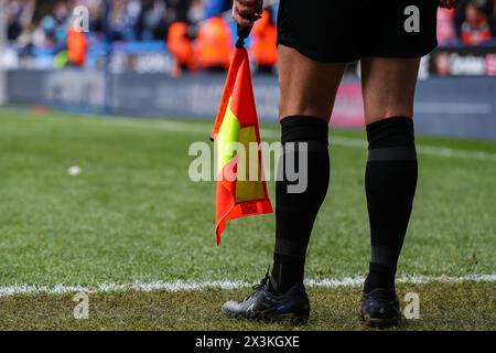 The Linesman’s Flag beim Sky Bet League 1 Match Reading vs Blackpool im Select Car Leasing Stadium, Reading, Großbritannien, 27. April 2024 (Foto: Gareth Evans/News Images) Stockfoto