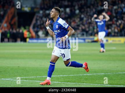 Der Ipswich Town Omari Hutchinson feiert, nachdem er sein zweites Tor und sein drittes Tor des Spiels während des Sky Bet Championship Matches im MKM Stadium, Hull, erzielt hat. Bilddatum: Samstag, 27. April 2024. Stockfoto