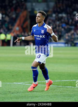 Der Ipswich Town Omari Hutchinson feiert, nachdem er sein zweites Tor und sein drittes Tor des Spiels während des Sky Bet Championship Matches im MKM Stadium, Hull, erzielt hat. Bilddatum: Samstag, 27. April 2024. Stockfoto