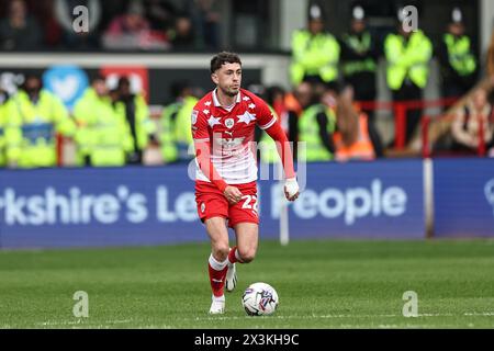 Barnsley, Großbritannien. April 2024. Corey O'Keeffe aus Barnsley mit dem Ball während des Spiels Barnsley gegen Northampton Town in Oakwell, Barnsley, Großbritannien, 27. April 2024 (Foto: Mark Cosgrove/News Images) in Barnsley, Großbritannien am 27. April 2024. (Foto: Mark Cosgrove/News Images/SIPA USA) Credit: SIPA USA/Alamy Live News Stockfoto