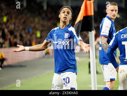 Der Ipswich Town Omari Hutchinson feiert, nachdem er sein zweites Tor und sein drittes Tor des Spiels während des Sky Bet Championship Matches im MKM Stadium, Hull, erzielt hat. Bilddatum: Samstag, 27. April 2024. Stockfoto