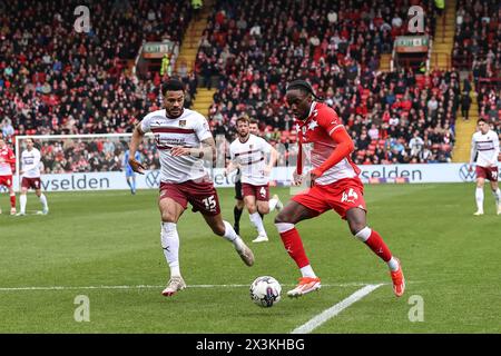 Barnsley, Großbritannien. April 2024. Devante Cole aus Barnsley bricht mit dem Ball während des Sky Bet League 1 Spiels Barnsley gegen Northampton Town in Oakwell, Barnsley, Großbritannien, 27. April 2024 (Foto: Mark Cosgrove/News Images) in Barnsley, Großbritannien am 27. April 2024. (Foto: Mark Cosgrove/News Images/SIPA USA) Credit: SIPA USA/Alamy Live News Stockfoto