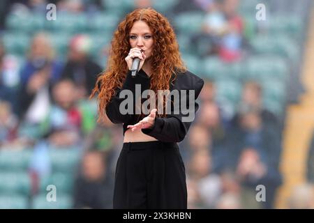 Jess Glynne tritt vor dem Gallagher Premiership-Spiel im Twickenham Stadium in London auf. Bilddatum: Samstag, 27. April 2024. Stockfoto