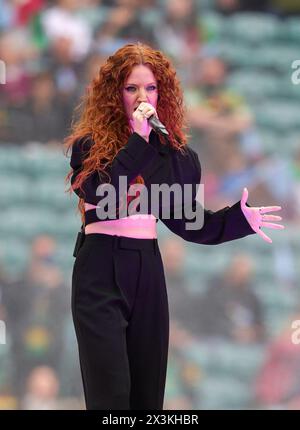 Jess Glynne tritt vor dem Gallagher Premiership-Spiel im Twickenham Stadium in London auf. Bilddatum: Samstag, 27. April 2024. Stockfoto