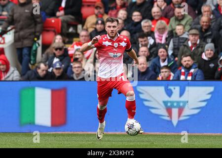 Barnsley, Großbritannien. April 2024. Nicky Cadden of Barnsley mit dem Ball während des Spiels Barnsley gegen Northampton Town in Oakwell, Barnsley, Großbritannien, 27. April 2024 (Foto: Mark Cosgrove/News Images) in Barnsley, Großbritannien am 27. April 2024. (Foto: Mark Cosgrove/News Images/SIPA USA) Credit: SIPA USA/Alamy Live News Stockfoto