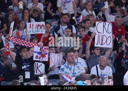 Zagreb, Kroatien. April 2024. Die Fans jubeln die Tribüne bei der Judo-Europameisterschaft 2024 in der Arena Zagreb am 27. April 2024 in Zagreb, Kroatien. Foto: Sanjin Strukic/PIXSELL Credit: Pixsell/Alamy Live News Stockfoto