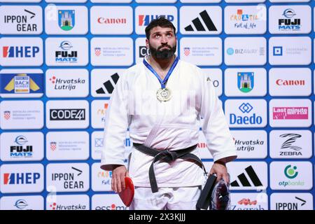 Zagreb, Kroatien. April 2024. Goldmedaille Inal Tasoev von Russland posiert mit seiner Medaille während der Judo-Europameisterschaft 2024 der 100 kg-Medaille in der Arena Zagreb am 27. April 2024 in Zagreb, Kroatien. Foto: Sanjin Strukic/PIXSELL Credit: Pixsell/Alamy Live News Stockfoto