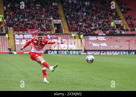 Barnsley, Großbritannien. April 2024. Corey O’Keeffe aus Barnsley kreuzt den Ball während des Spiels Barnsley gegen Northampton Town in Oakwell, Barnsley, Großbritannien, 27. April 2024 (Foto: Mark Cosgrove/News Images) in Barnsley, Großbritannien am 27. April 2024. (Foto: Mark Cosgrove/News Images/SIPA USA) Credit: SIPA USA/Alamy Live News Stockfoto